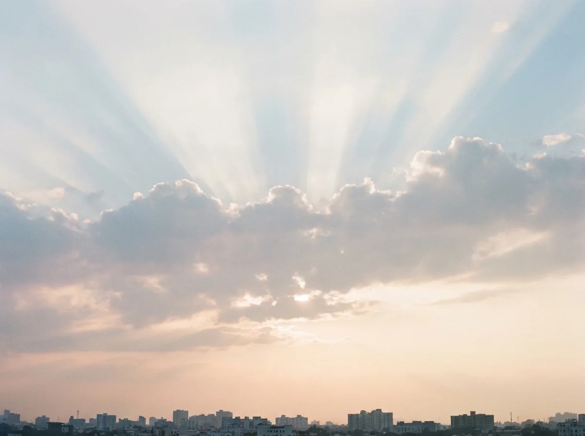 雲間から差す朝の光